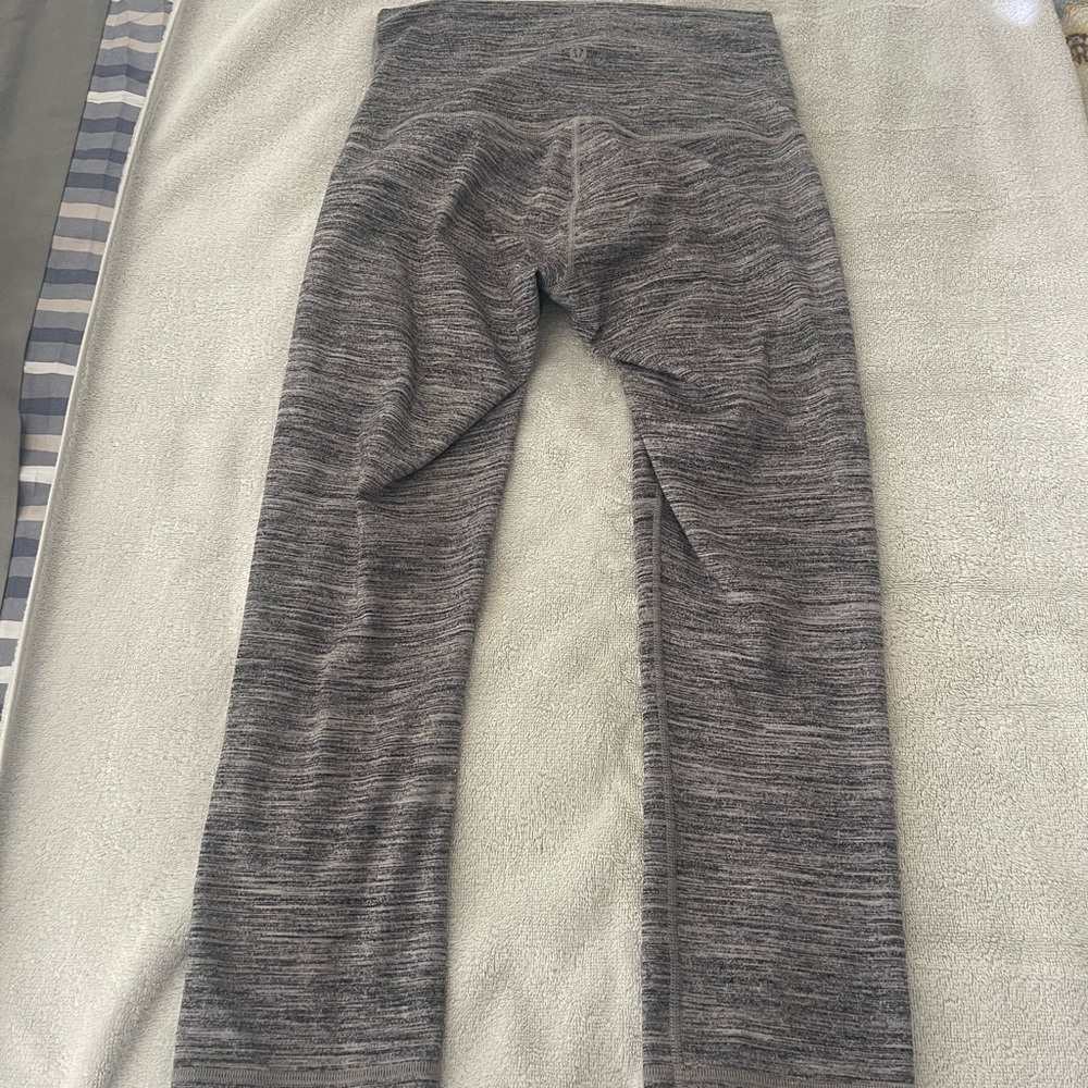 Size 6 Lululemon 3/4 length yoga pants
